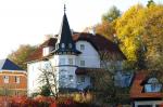 Ein Schloss im Herbstwald