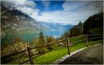 Zaun vor See und Alpen