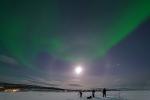 Die Kollegen, der Mond mit Halo und Polarlicht