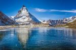 Matterhorn spiegelt sich auf dem Eis des Riffelsees - V2
