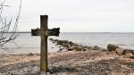 Holzkreuz am Strand