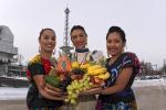 3 Damen aus Mexico mit Früchten vorm Funkturm