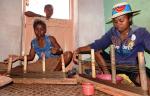 Frauen der Antaimoro in Seidenraupen-Manufaktur