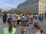 Straßenszene vor dem Brandenburger Tor am 3.10. 2011