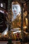 Sitzender Buddha im Ngahtatgyi Tempel in Yangon