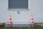 Parkplatz und Pylonen