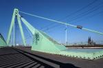 Die Severinsbrücke in Köln mit Domim Hintergrund