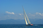 Regattaschiff vor den schweizer Bergen