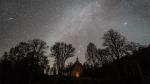 Schottische Landkirche mit Iridium Flare