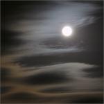 Mond hinter Schleierwolken